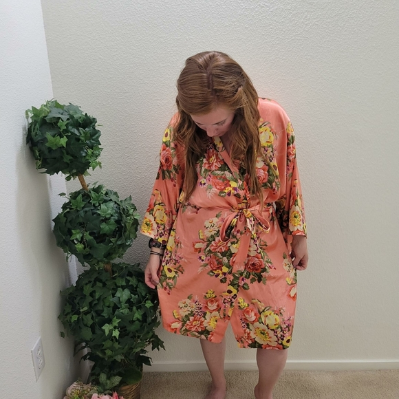 Beautiful Floral Silky Robe 🌼🌸🌻🌹 - Picture 4 of 7